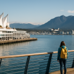Panorámica de Vancouver con montañas y océano, mostrando la diversidad del destino.