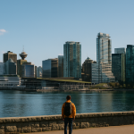 Vista de Vancouver con paisajes urbanos y montañas.